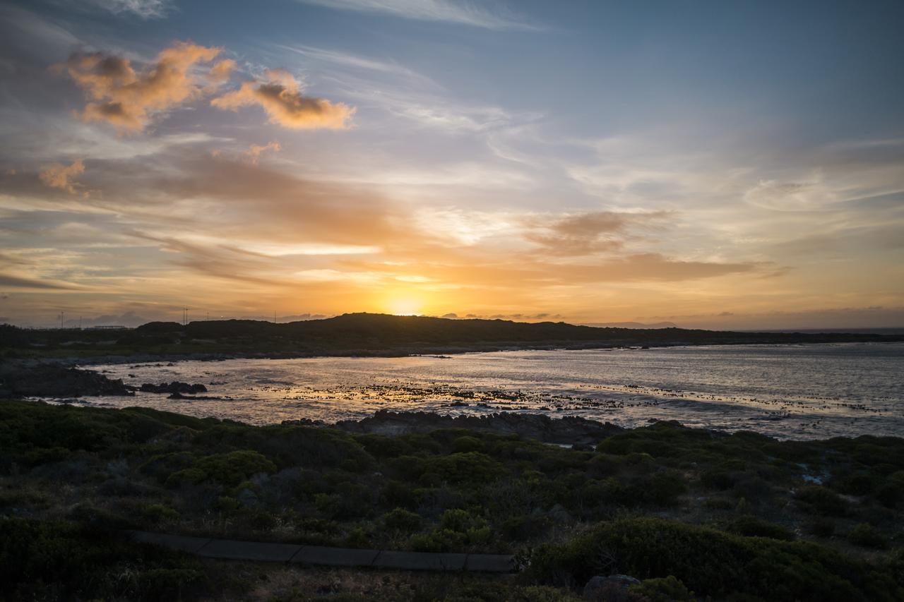 Schulphoek Seafront House Hermanus Eksteriør bilde Sunset over the bay